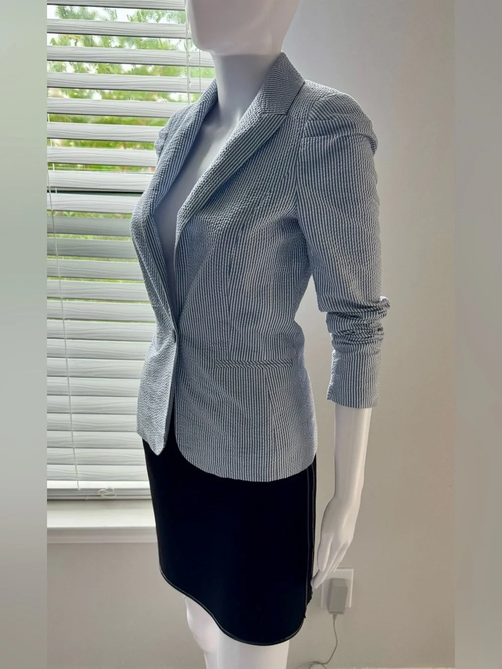 H&M women's seersucker blazer (blue and white stripe). Sz-4. Fitted H&M blazer